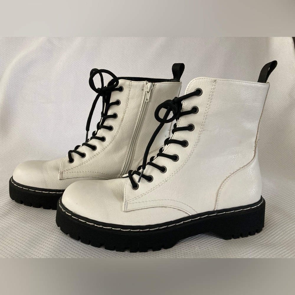 Sincerely Jules chunky white combat boot size 9 1/2